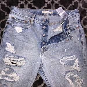 Distressed Levi’s Wedgie Straight